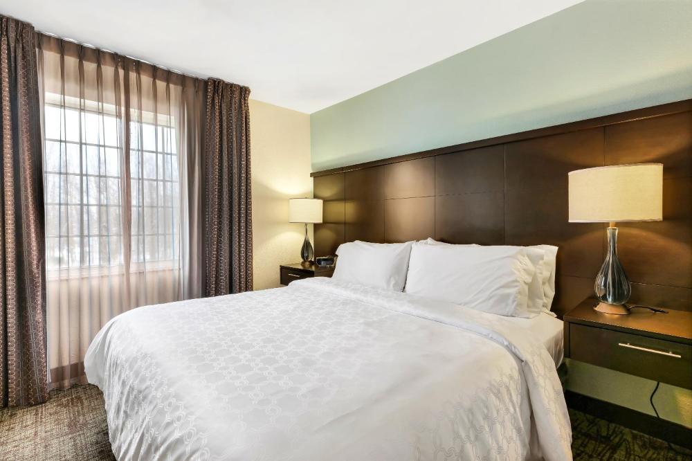 Two-Bedroom Suite with Oner King Bed and One Queen Bed interior